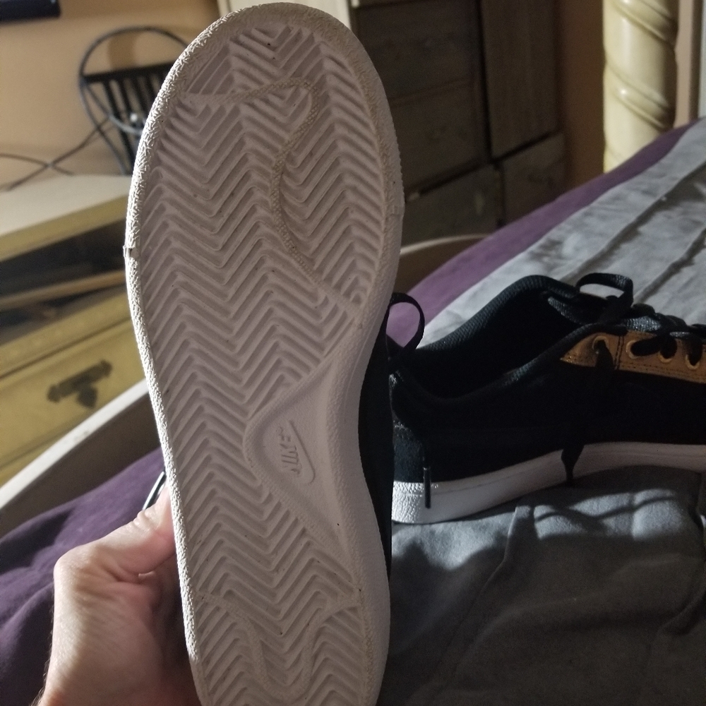 Nikes - Picture 4 of 4